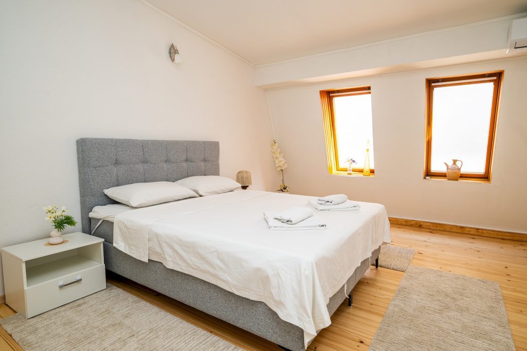 Quiet 1 BDR with a Private Parking