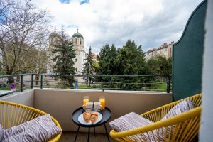 Luminous 2BDR w/ Balcony & View in the Center